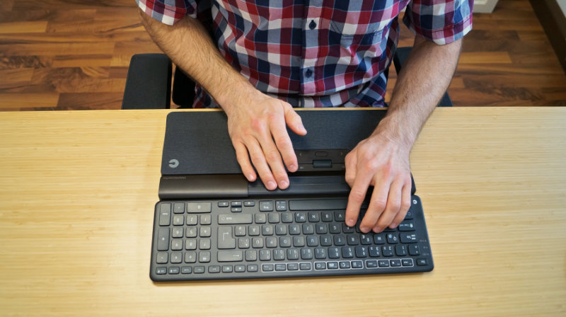 Zentrierte Maus – Person zeigt die zentrale Position von Maus und Tastatur